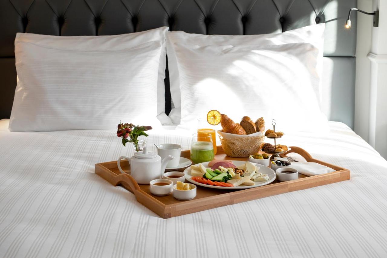 Wish More Hotel Sisli Estambul Exterior foto A breakfast tray